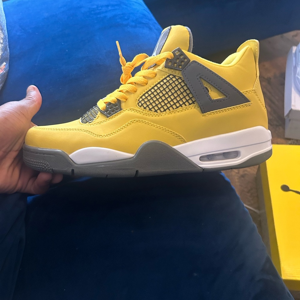 Yellow lighting Jordan 4